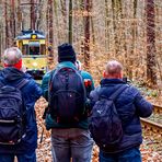 OHNE BLICK NACH HINTEN STEHEN ALLE IM BILD -