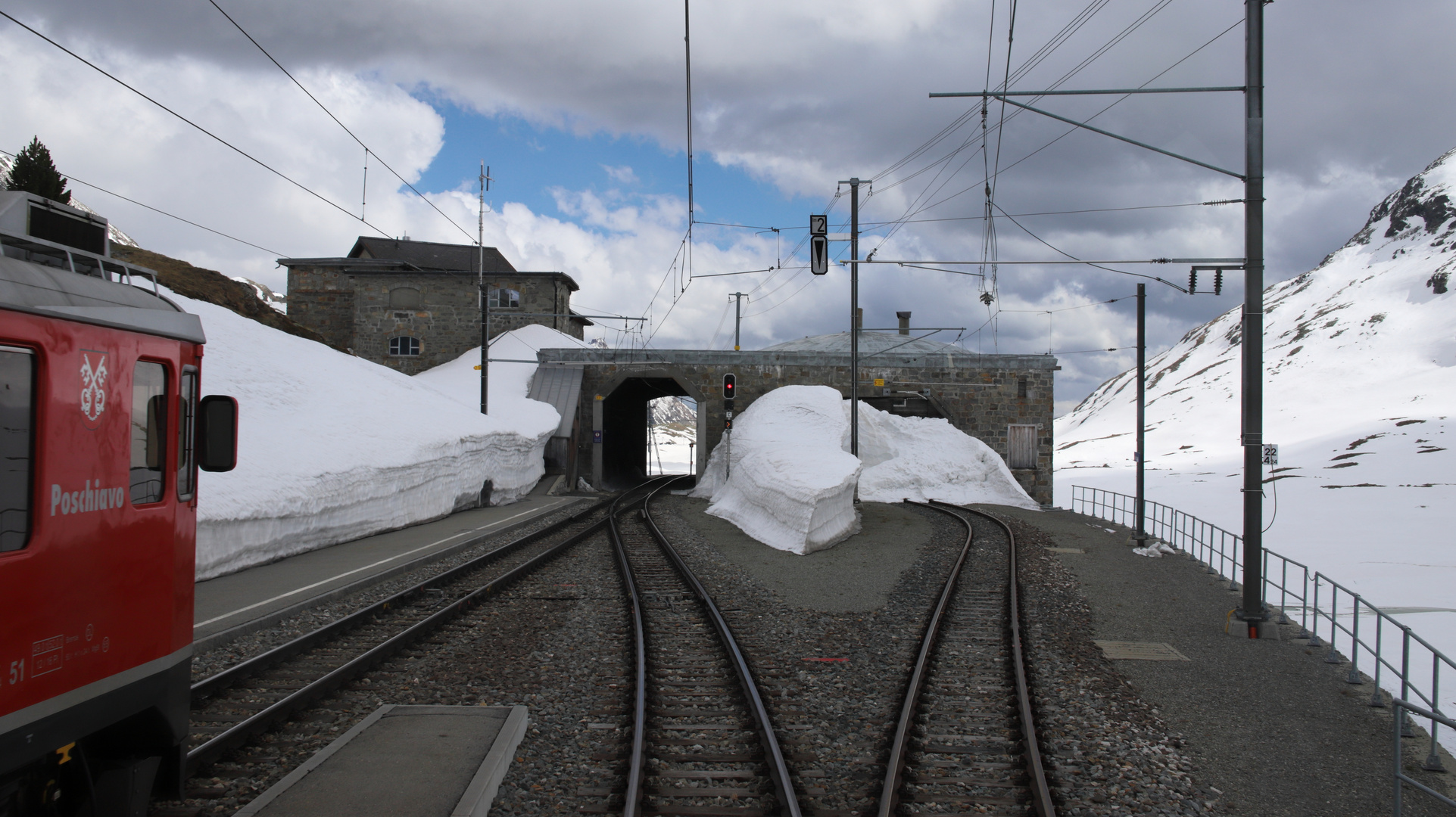 Ohne Halt wird die Station Ospizio Bernina durchfahren