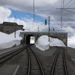 Ohne Halt wird die Station Ospizio Bernina durchfahren
