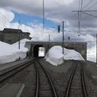 Ohne Halt wird die Station Ospizio Bernina durchfahren