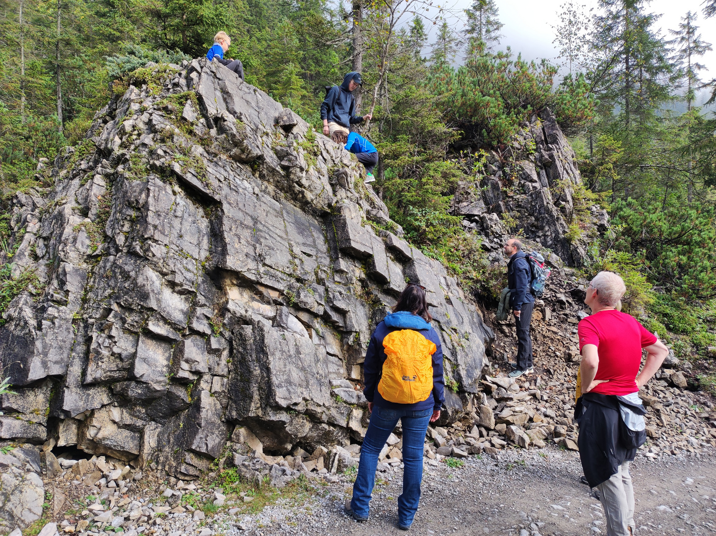 ohne klettern auf den Felsen geht es nicht weiter