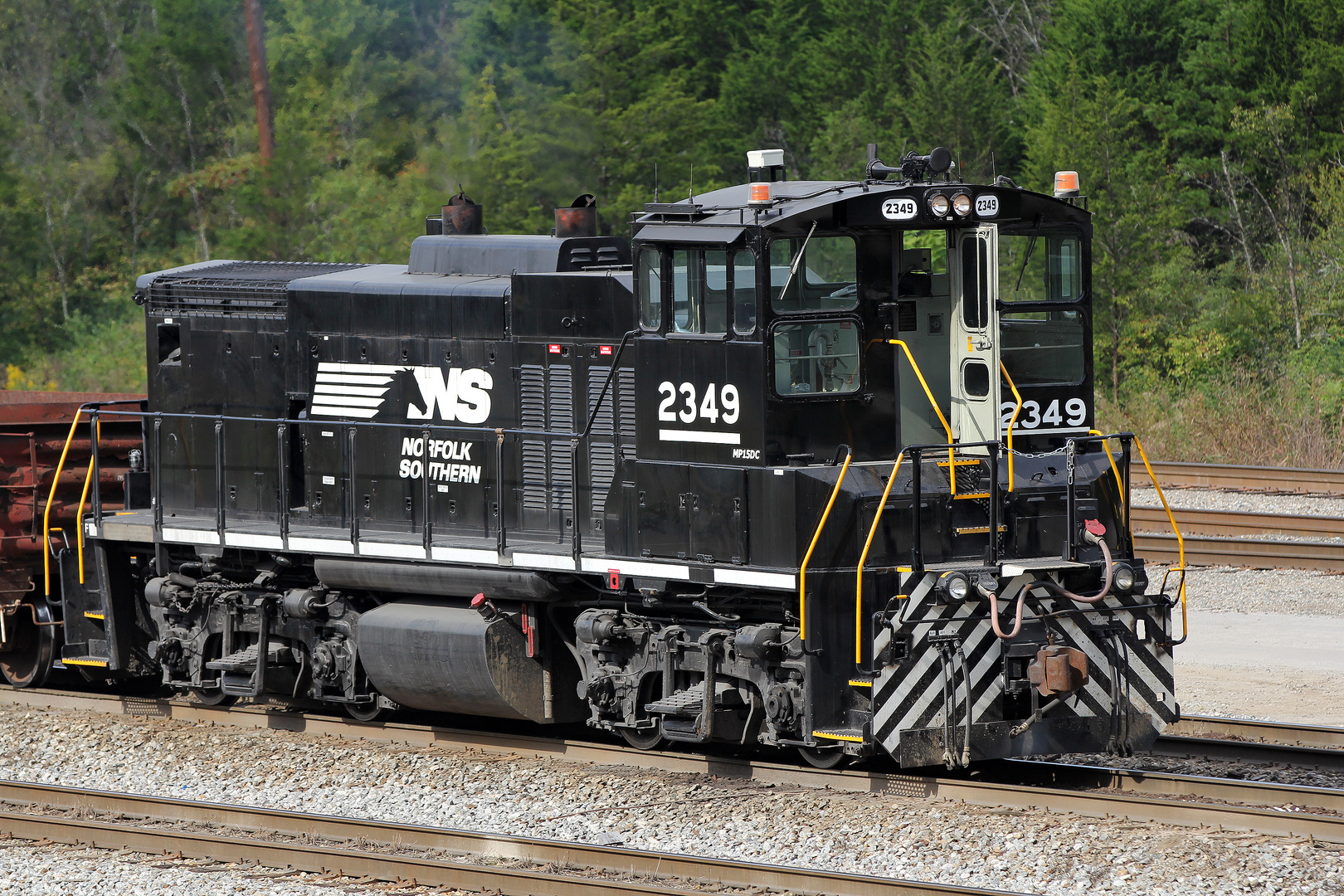 Ohne Lokführer, mit Remote Control ausgestattete MP15ADC NS#2349 rangiert Freight Cars auf dem Yard