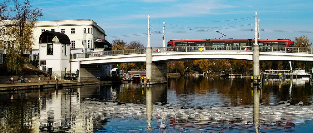 OHNE MAUER MIT SCHWAN UND ROTER TRAM