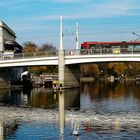 OHNE MAUER MIT SCHWAN UND ROTER TRAM