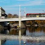 OHNE MAUER MIT SCHWAN UND ROTER TRAM