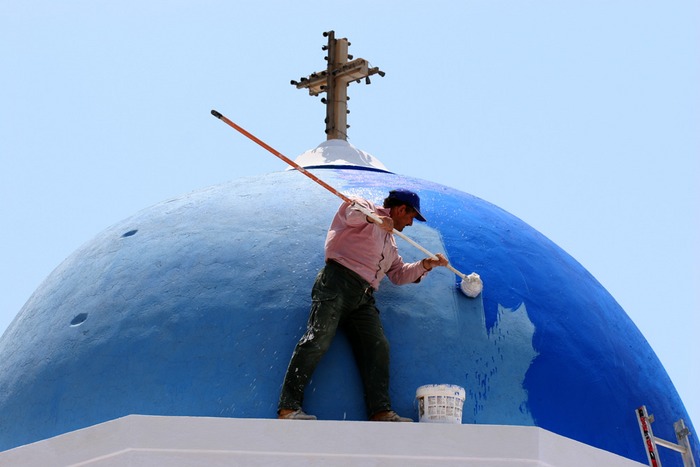 OHNE NETZ: KUPPELMALER AUF SANTORIN