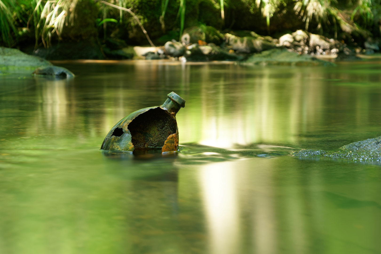 Ohne Pfand.... Alte Feldflasche im Wasser