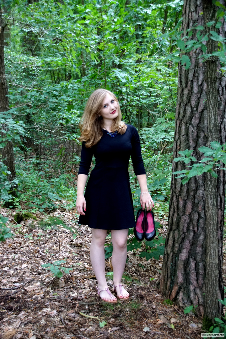 Ohne Schuhe durch den Wald Foto & Bild | erwachsene ...