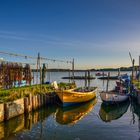 Ohne Wind spiegelten die Boote sich am Hafen