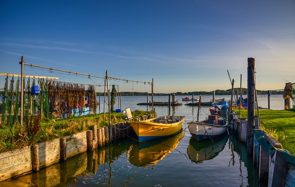 Ohne Wind spiegelten die Boote sich am Hafen