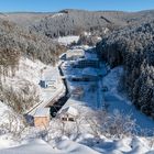 Ohra-Talsperre im Winterkleid - Wasserwerk vor dem Steinschüttdamm