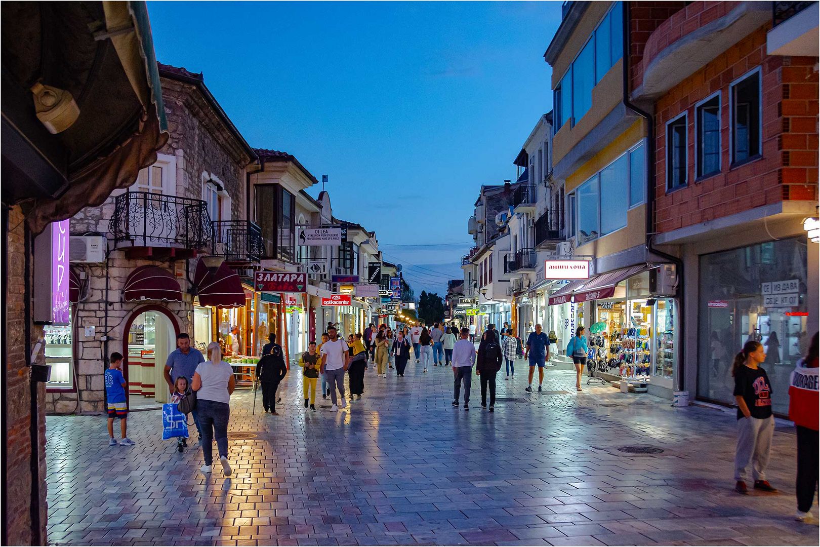 Ohrid Hauptgeschaeftsstraße Altstadt am Abend