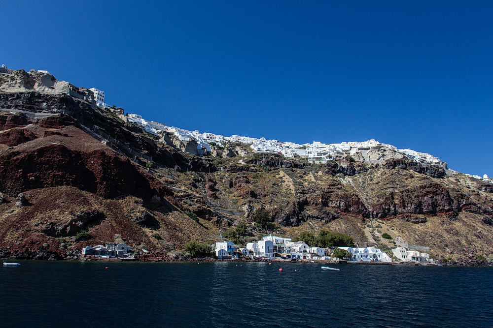 Oia mit Blick auf den Hafen