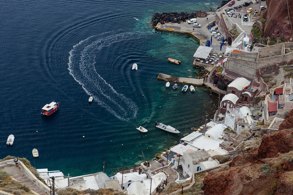 Oia mit Blick auf den Hafen Ammoudi