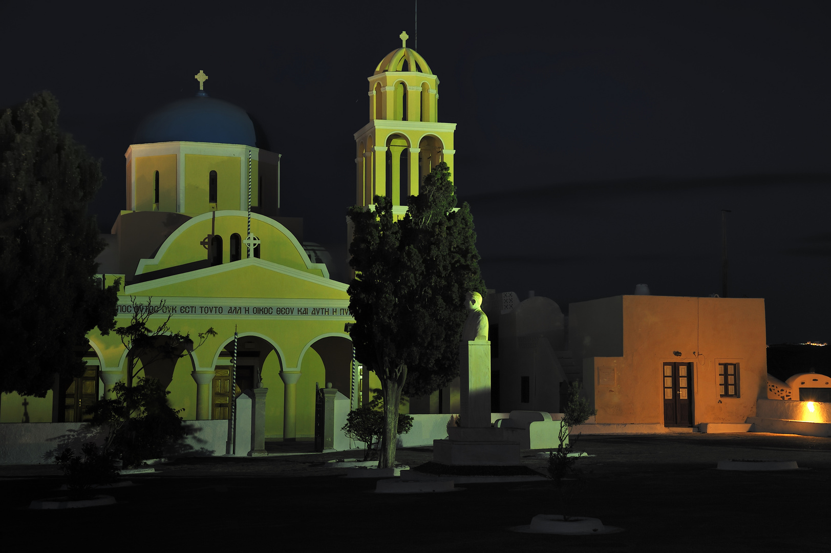 *Oia & Saint Joseph´s Cathedral at night*