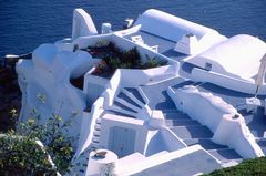 Oia Santorini -Greece.Luxushotelanlage in der Calderawand.