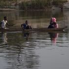 Okavango-Ueberquerung mit Lady in pink