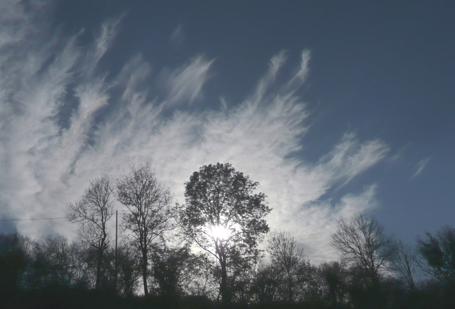 Oktober-Federwolken