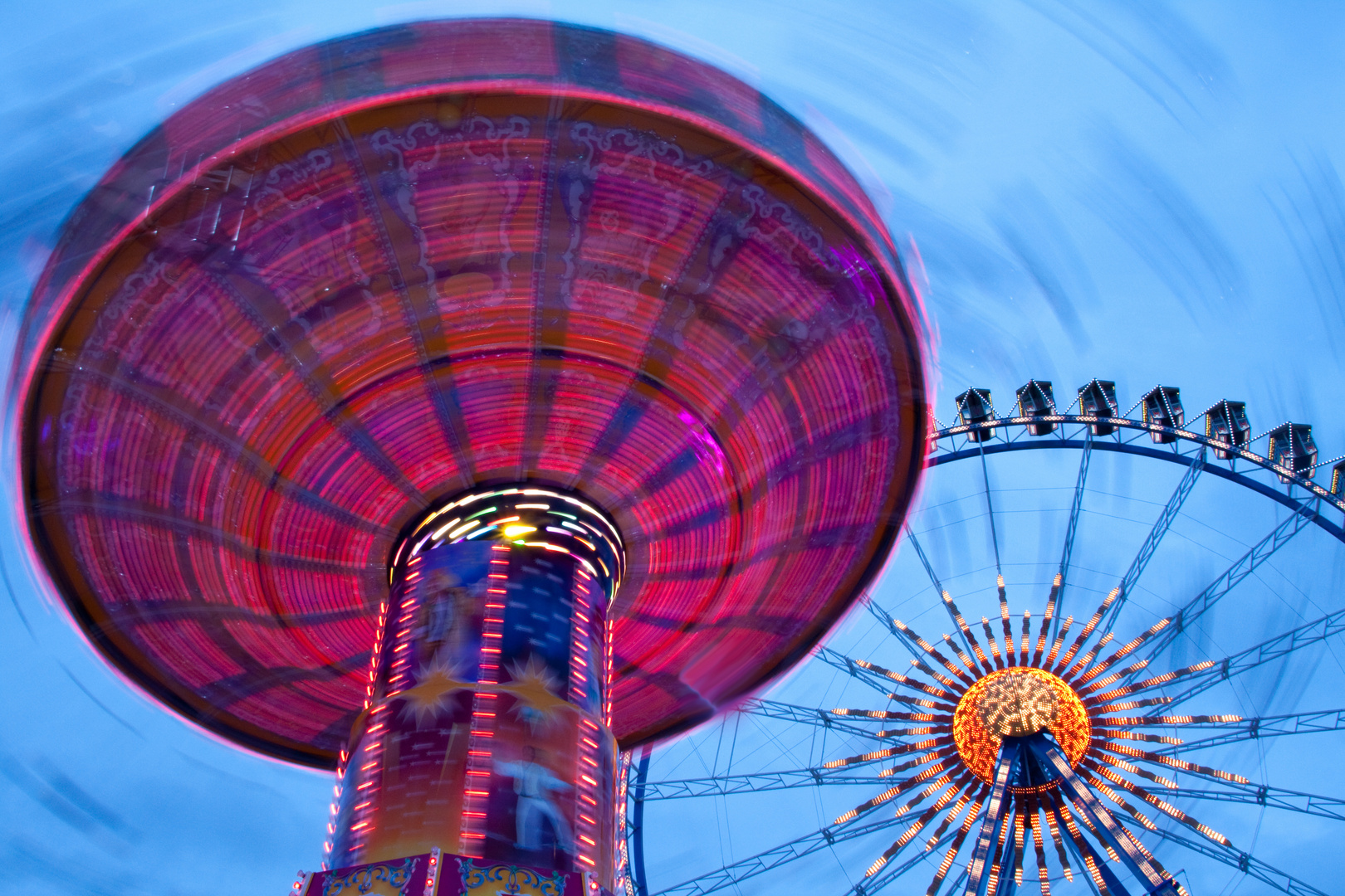 Oktoberfest 2010 zur Blauen Stunde