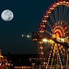 Oktoberfest bei Nacht mit Vollmond