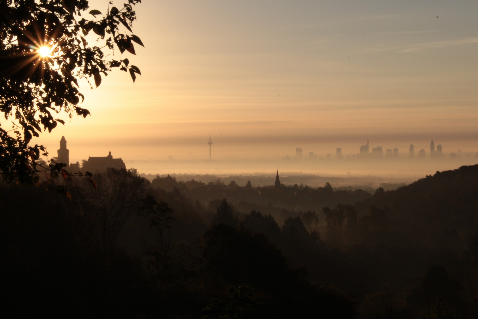 Oktobermorgen - Frankfurt im Dunst