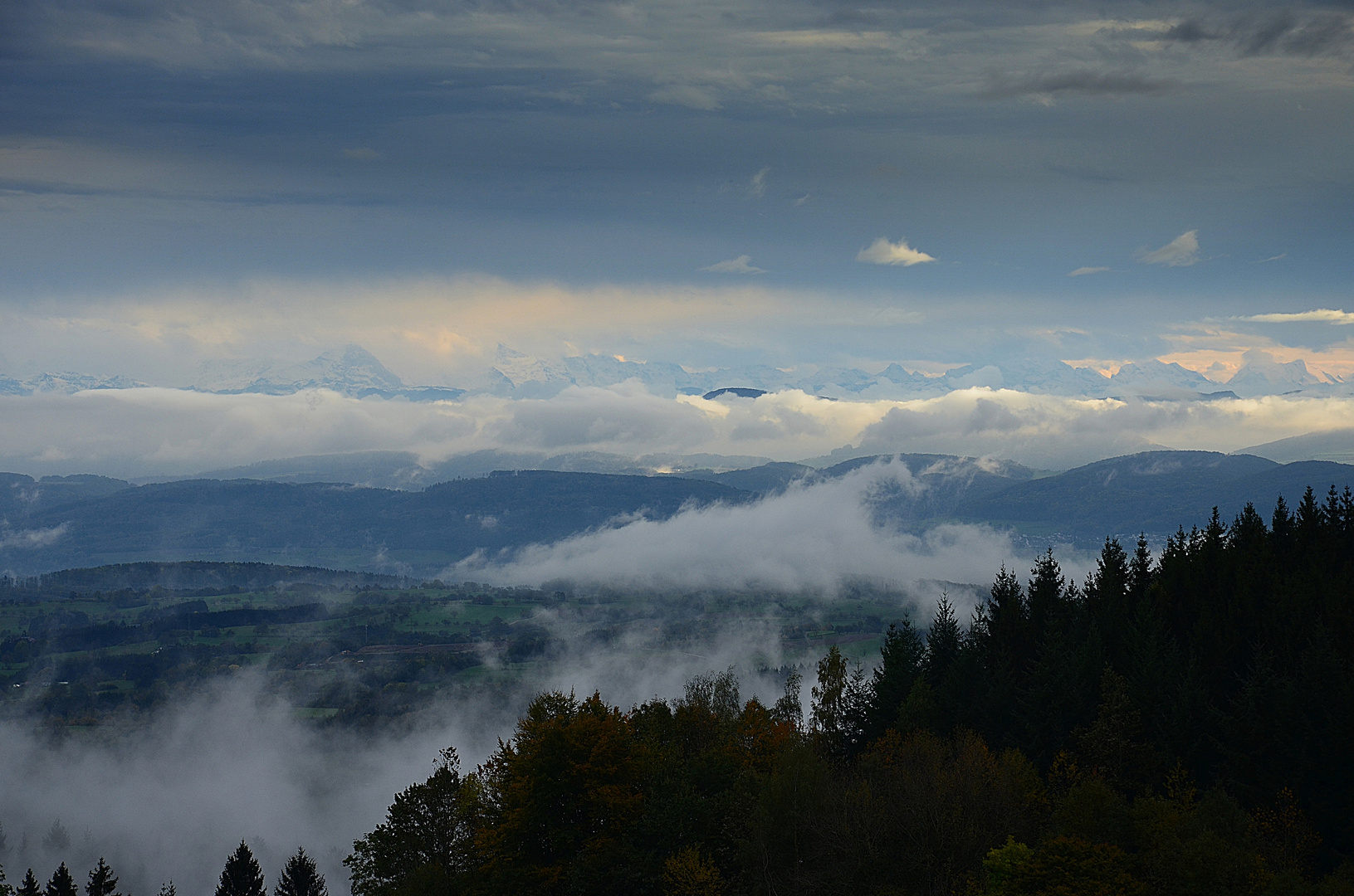 Oktobernebel und Alpensicht auf der Schweigmatt