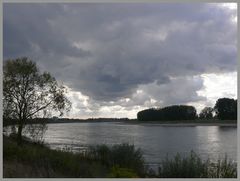 Oktoberwolken über Monheim am Rhein