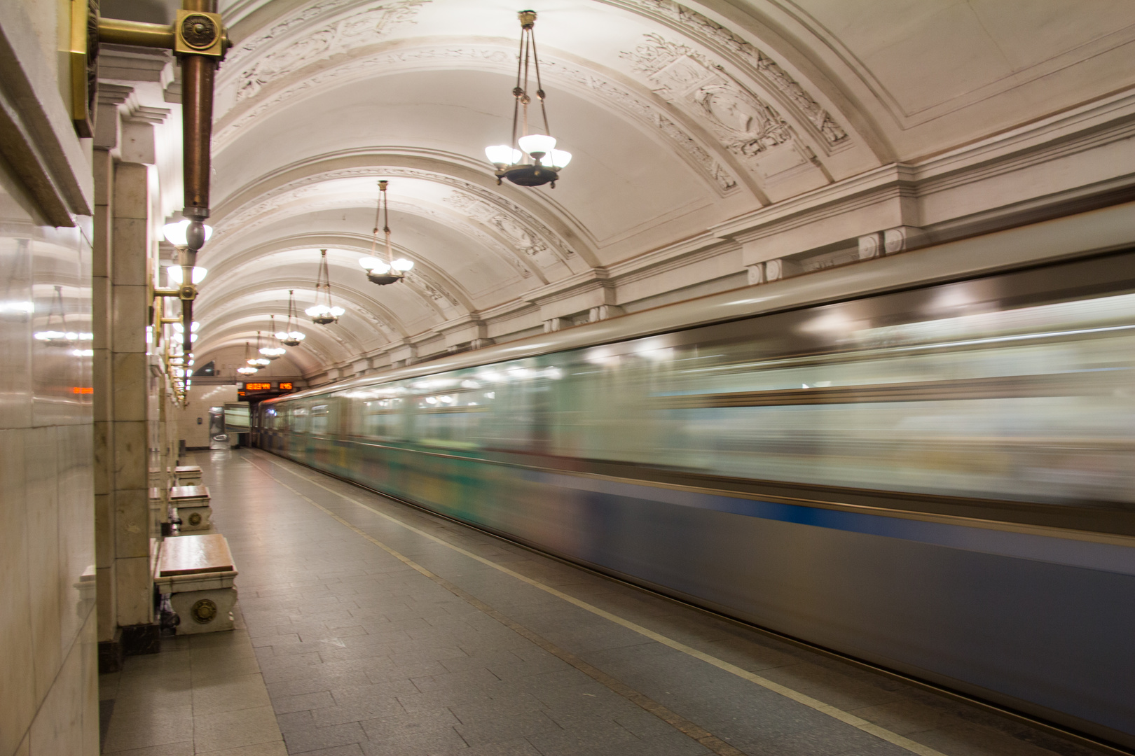 Oktyabr'skaya - Moskau Metro Linie 5