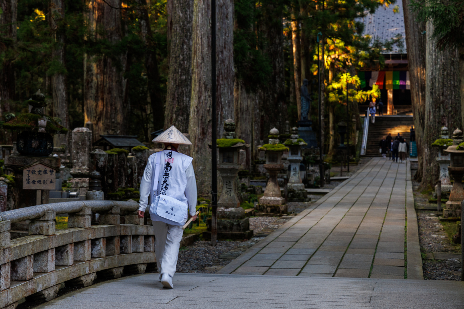 Okuno-in - Weg zum Mausoleum