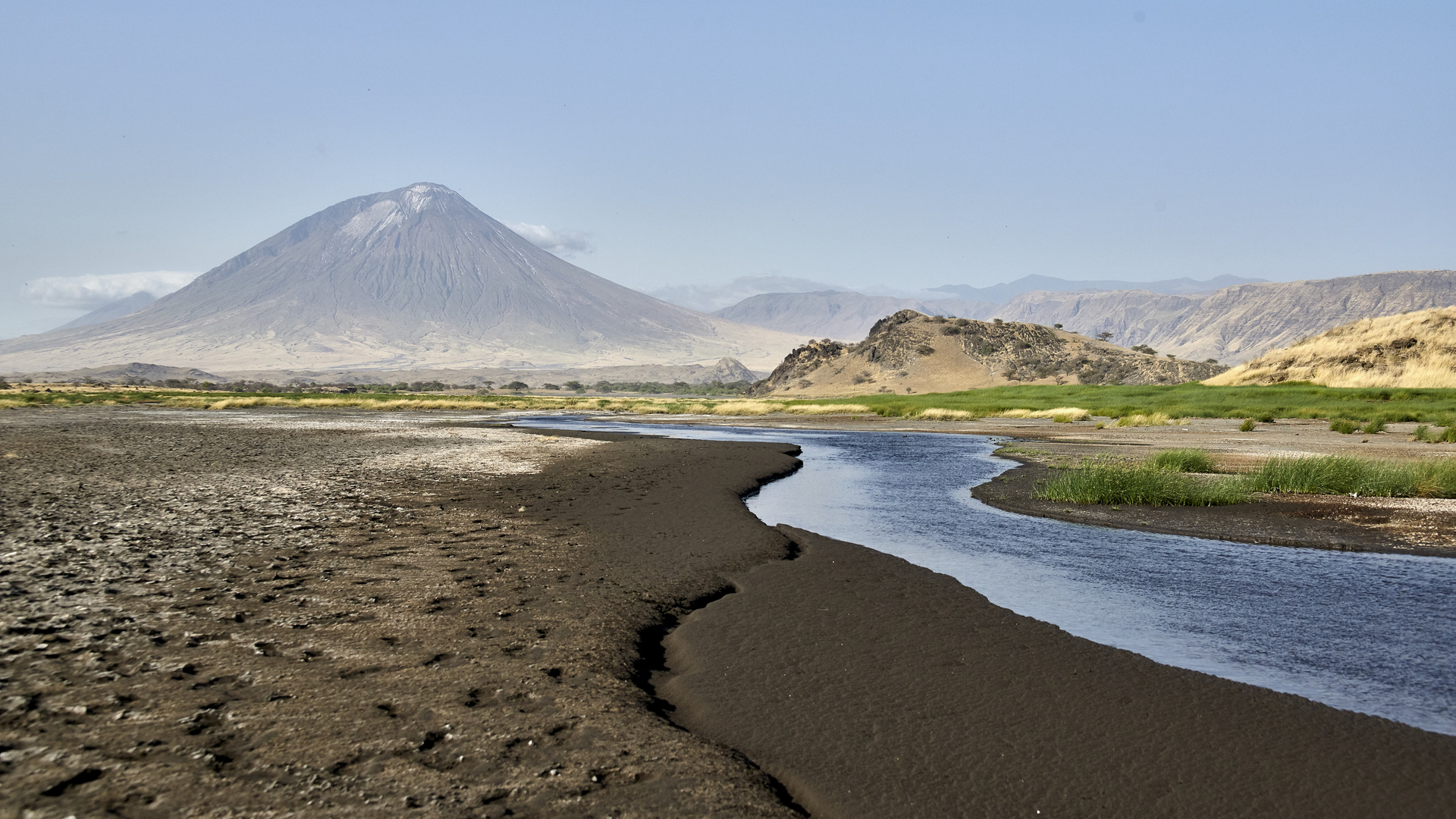 Ol Doinyo Lengai mit Wasserzulauf zum Lake Natron