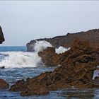 Ola rompiendo contra las rocas