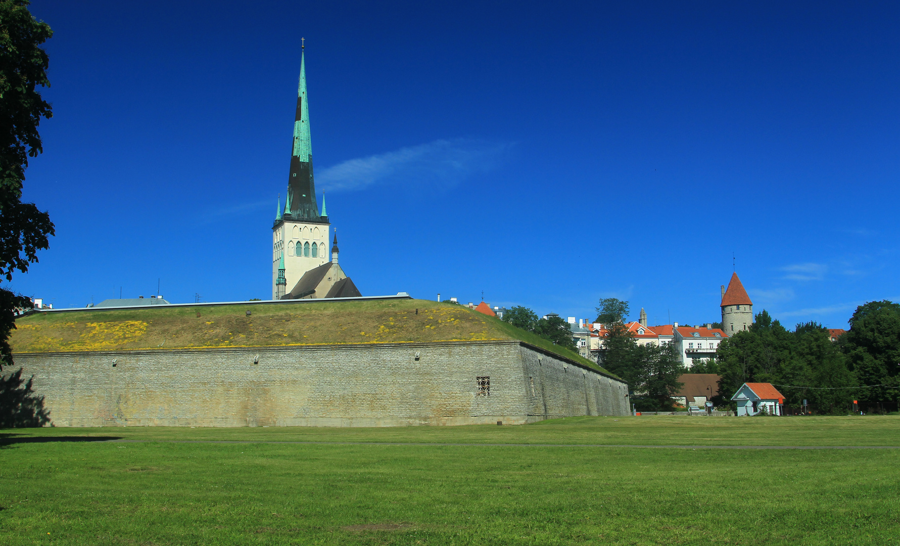Olaikirche und Stadtmauer