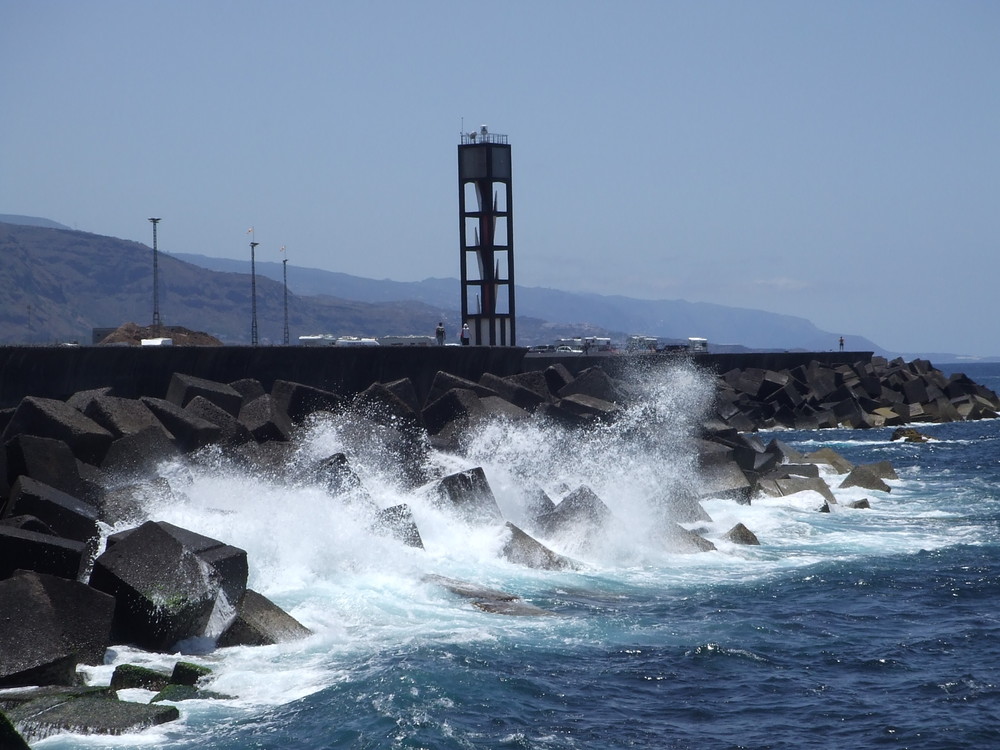 olas de espuma blanca suavisando el hormigon