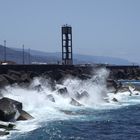 olas de espuma blanca suavisando el hormigon