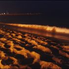 OLAS Y ARENAS POR LA NOCHE