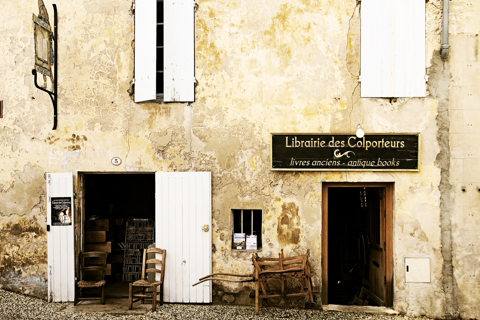 old-fashioned bookstore of Saint Émilion