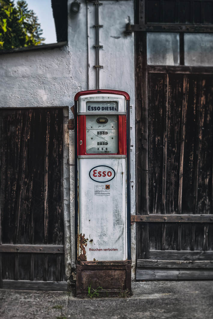 Old gas pump 7982