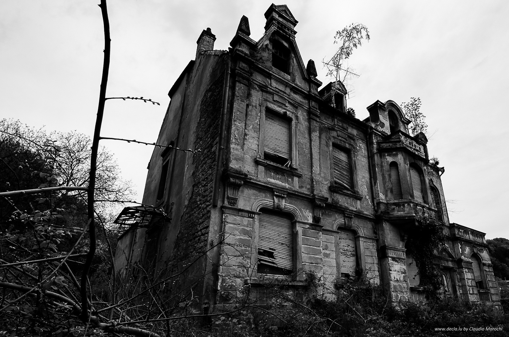 Old house in black &amp; white