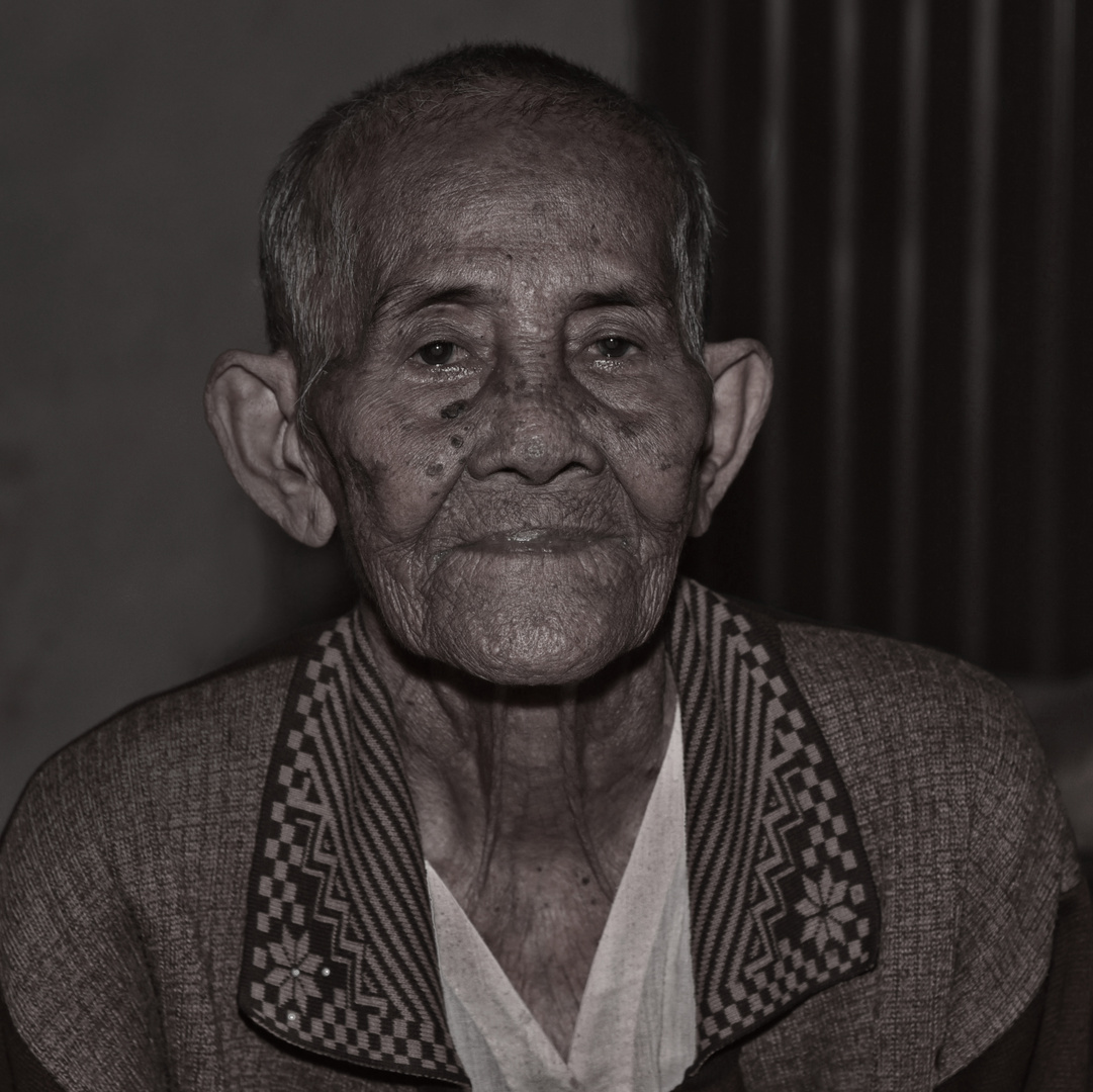 old lady in Phnom Penh