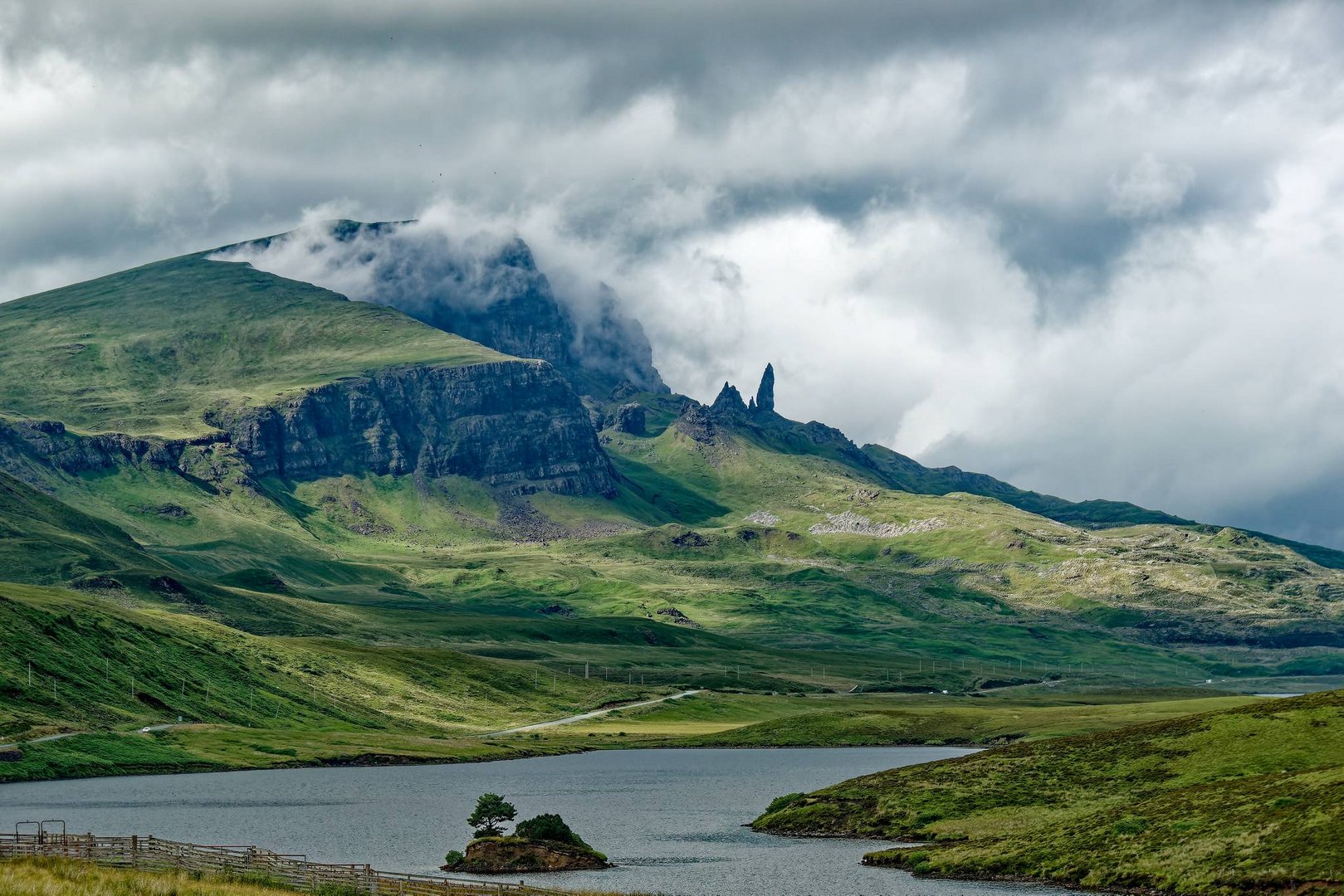 Old Man of Storr mit Loch Fada