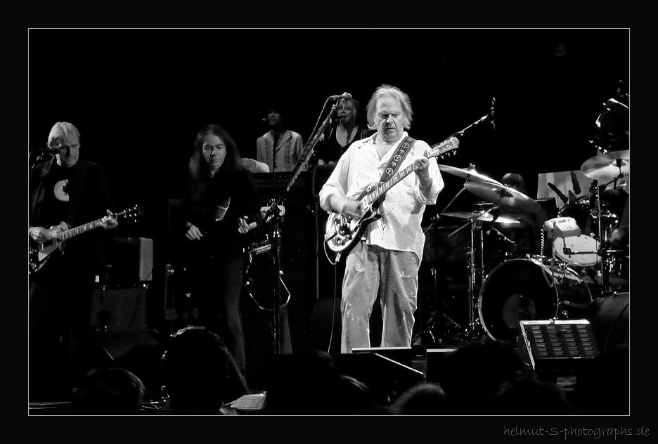 ~ old man with old black ~ Neil Young @ Oberhausen 2008
