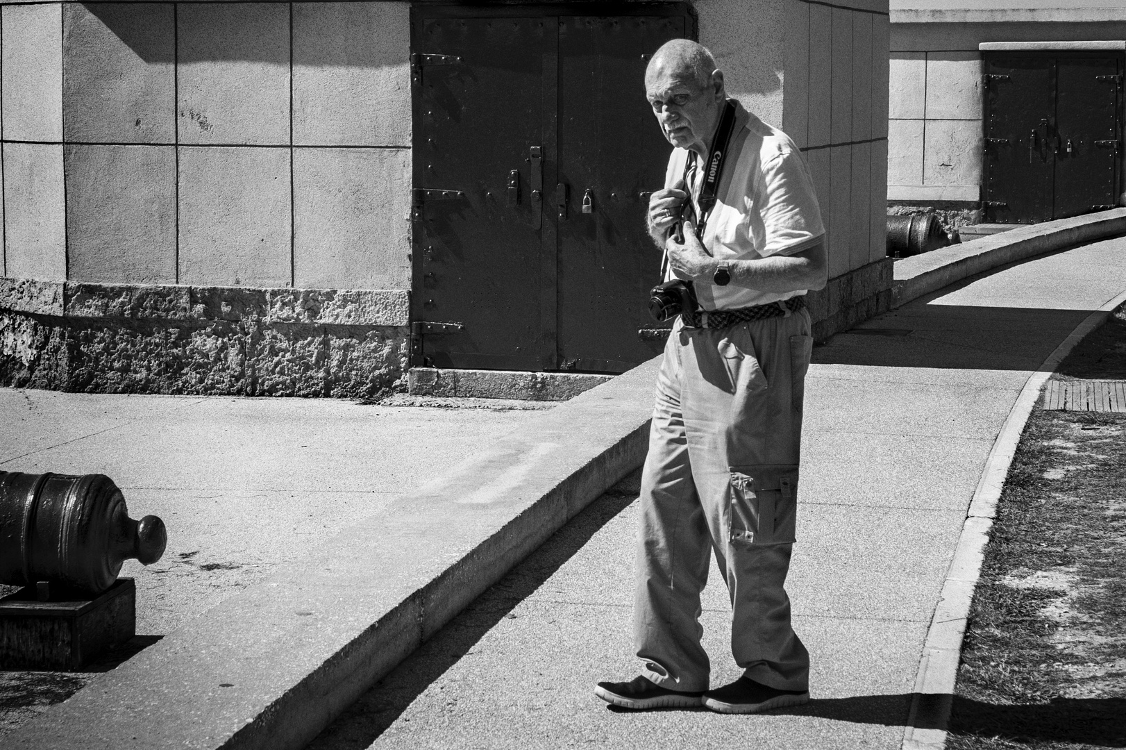 old photographer and old cannons