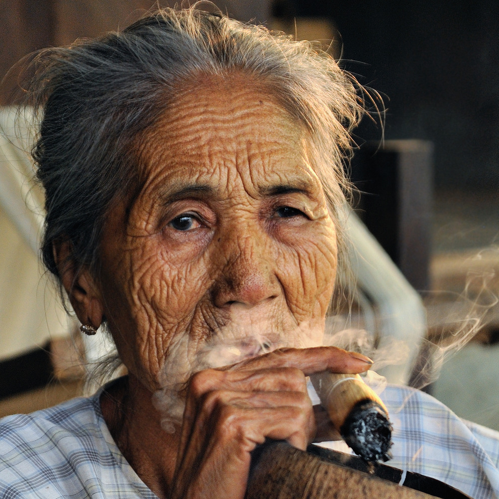 Old smoking Lady Foto & Bild portrait, portrait frauen, outdoor