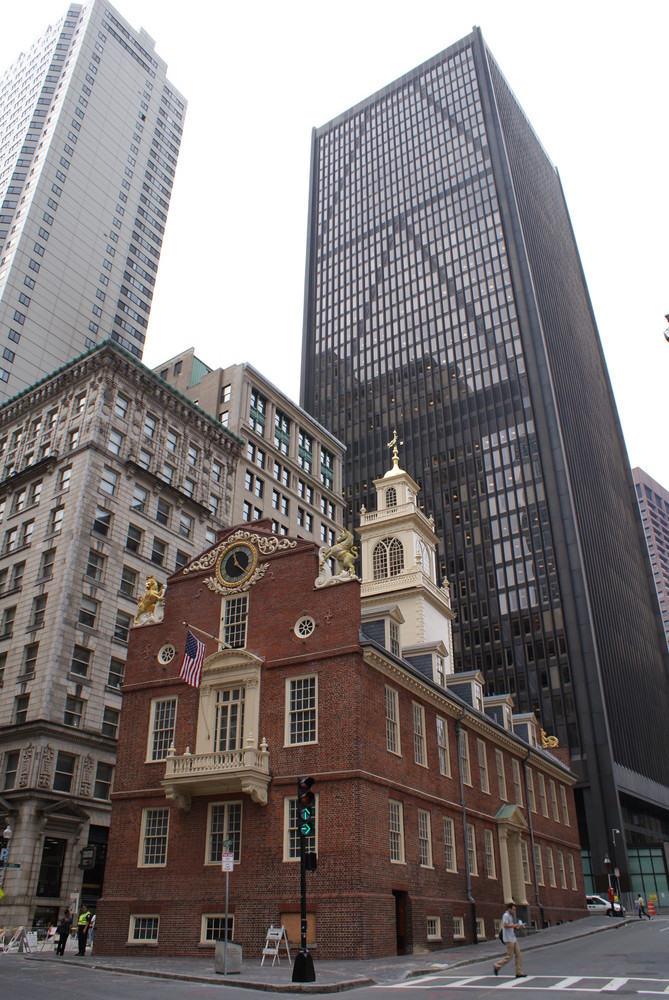 Old State House in Boston im Kontrast zu modernen Hochhäusern