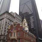 Old State House in Boston im Kontrast zu modernen Hochhäusern