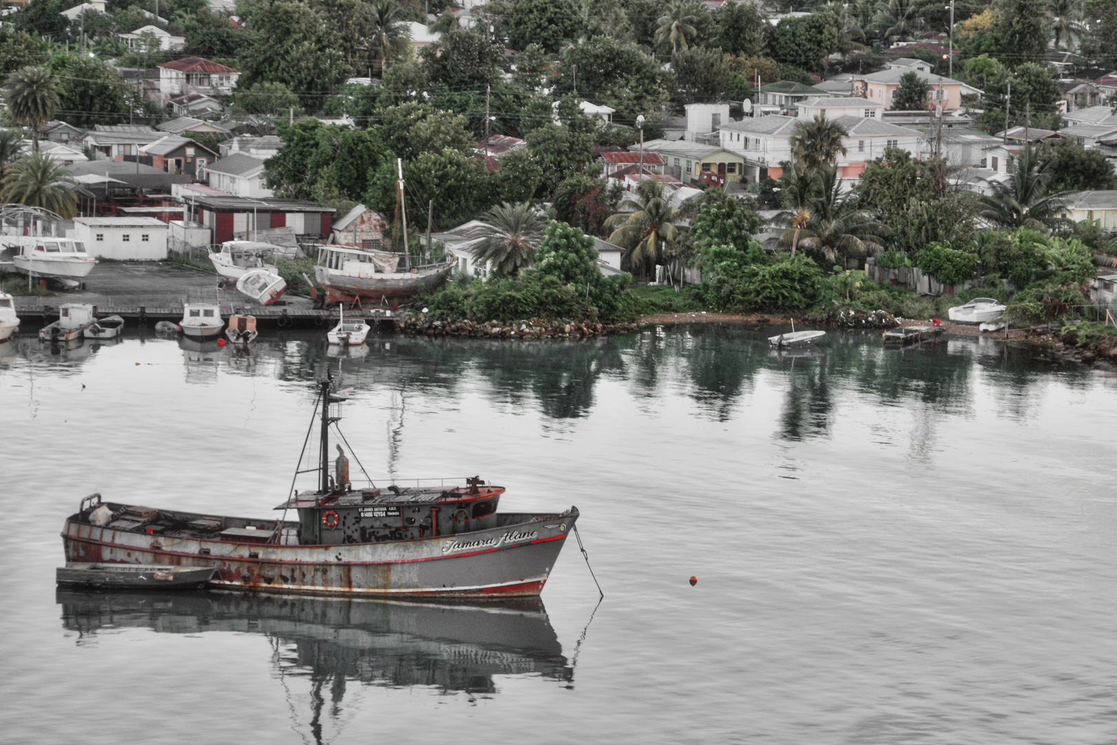 Old Trawler auf Reede vor Antigua