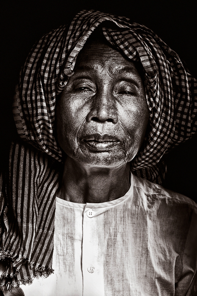 old woman - Angkor