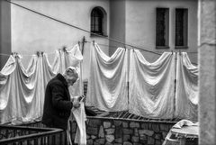 old woman in Portaria-Pilion