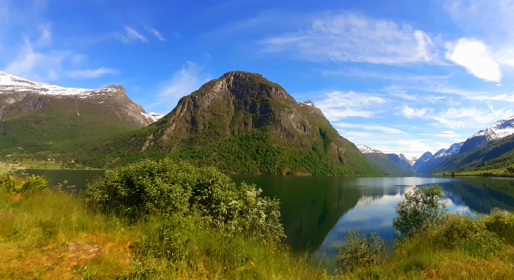 Oldevatnet mit Blick auf Briksdalsbreen