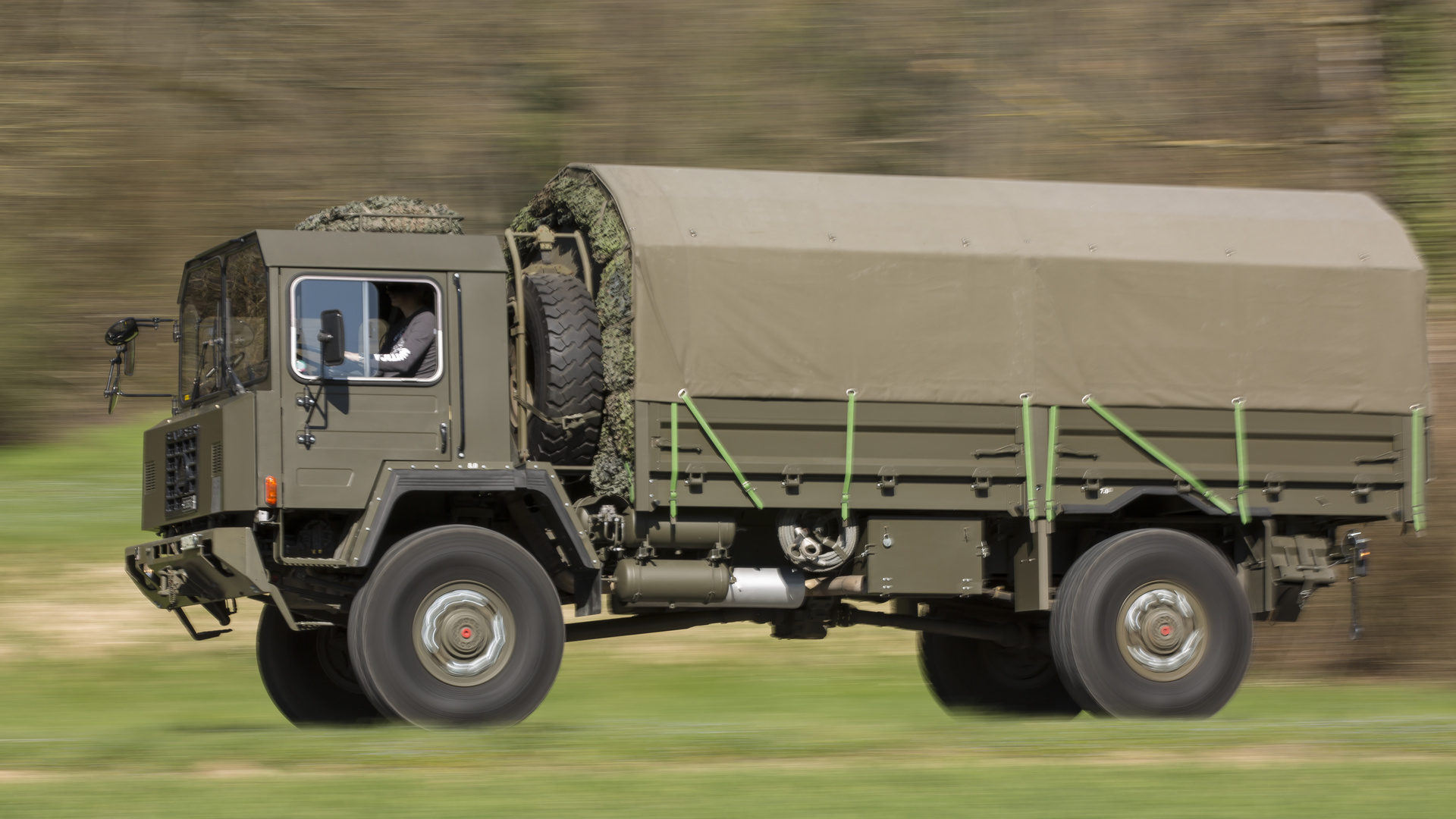 Oldi Swiss Militärlastwagen Flott unterwegs